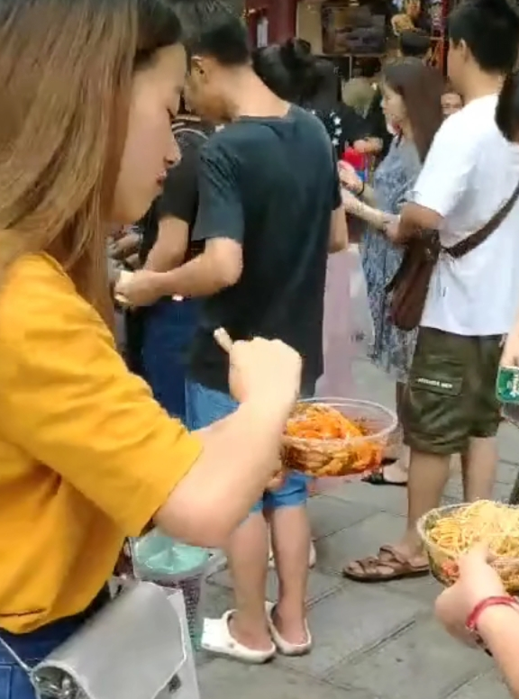 美食:炎热的夏季来一碗7元的凉面美食，小姐姐排队不顾形象只为美食！